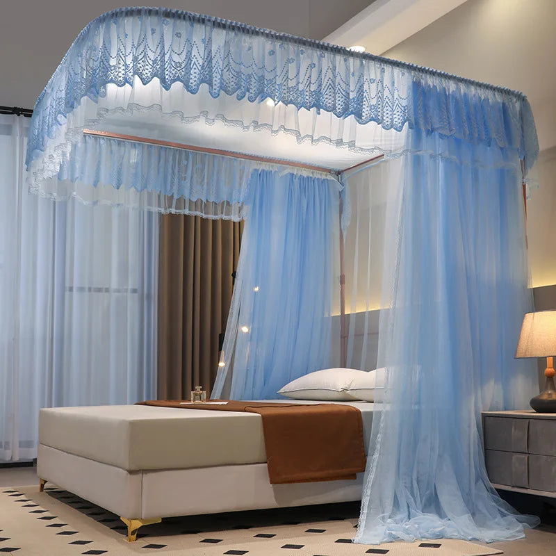 La chambre dispose d'un lit avec un cadre en bois et des rideaux bleus transparents qui créent une atmosphère élégante et relaxante.