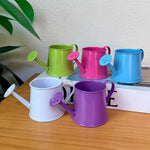 arrosoir moderne poignée perforations bleu rose violet vert blanc