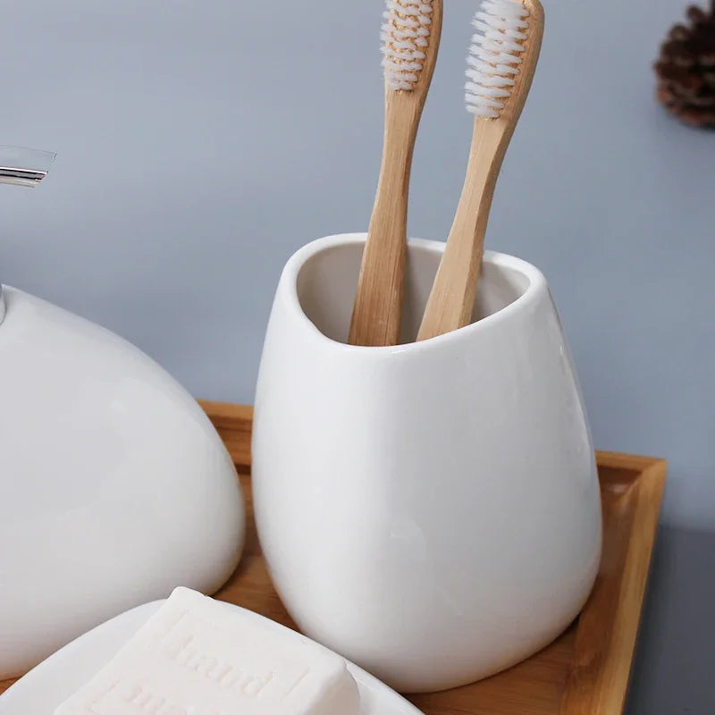 ensemble salle bain blanc moderne distributeur savon porte savon deux tasses dents deux brosses