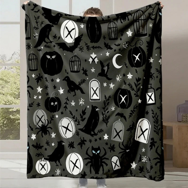 Couverture noire ornée de motifs fantaisistes en blanc, tels que des chauves-souris, des hiboux, des cercueils et des lunes, créant une ambiance mystique et sombre.