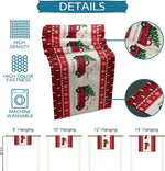 Ce sac à linge suspendu présente un motif de Noël avec des camions rouges et des flocons de neige sur un fond blanc et rouge, avec des détails comme la finition et la taille de suspension.