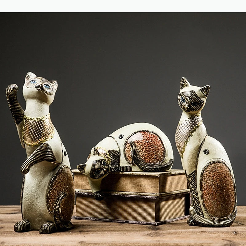 figurines chats decoratives blanc crème marron doré yeux bleus motifs texturés art asiatique ancien