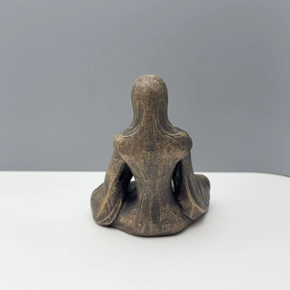 statue décorative méditative résine bronze doré figure assise spirituel abstraite chambre zen yoga