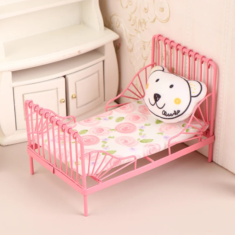 lit miniature classique bois marron clair matelas tête lit tissu uni blanc chambre poupée