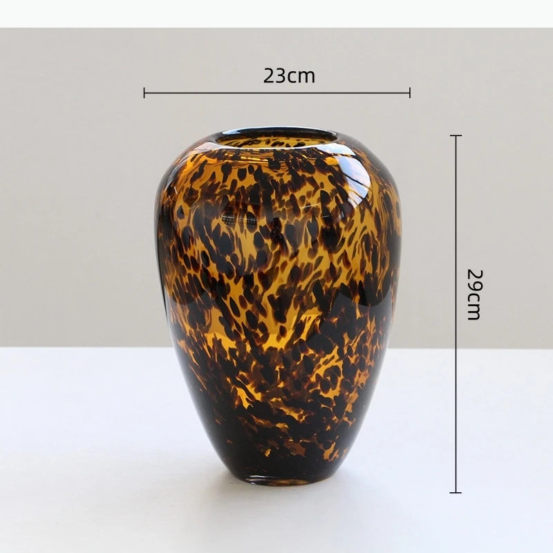 vase moderne imprimé léopard marron noir décoration intérieure arrangement floral pot fleurs terrarium table