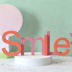 décoration murale lettres bois minimalistes couleurs variées moderne ludique adhésif love smile hello good