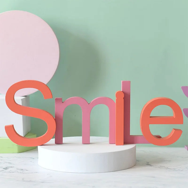 décoration murale lettres bois minimalistes couleurs variées moderne ludique adhésif love smile hello good