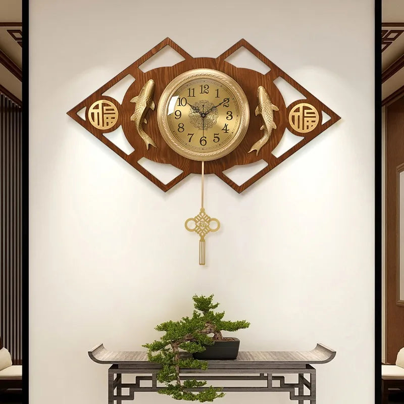 horloge murale chinoise traditionnelle décoration salon aiguilles poissons dorés bois texturé