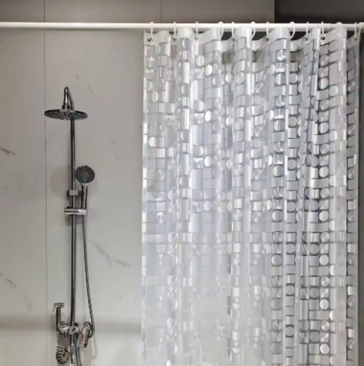 rideau douche moderne transparent motifs géométriques blancs anneaux respectueux l'environnement
