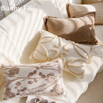 housse coussin décorative motif floral beige marron texture douce canapé lit salon moderne élégant