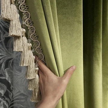 rideau velours vert olive classique pompons fenêtre salon luxe maison