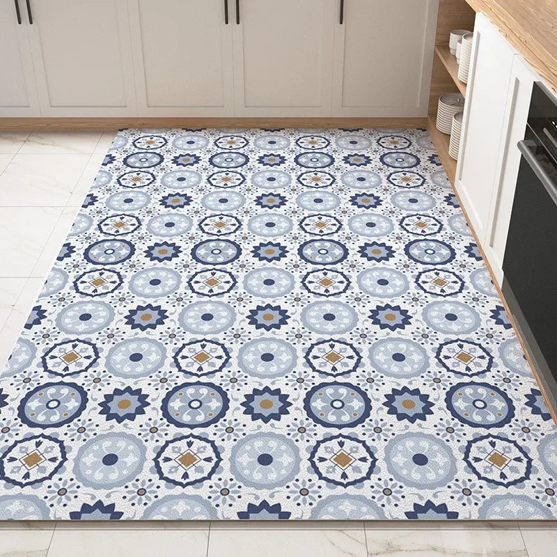 Ce tapis motif géométrique à dominante de bleu et de blanc, avec des éléments floraux, apporte une touche décorative et chaleureuse à cette cuisine.