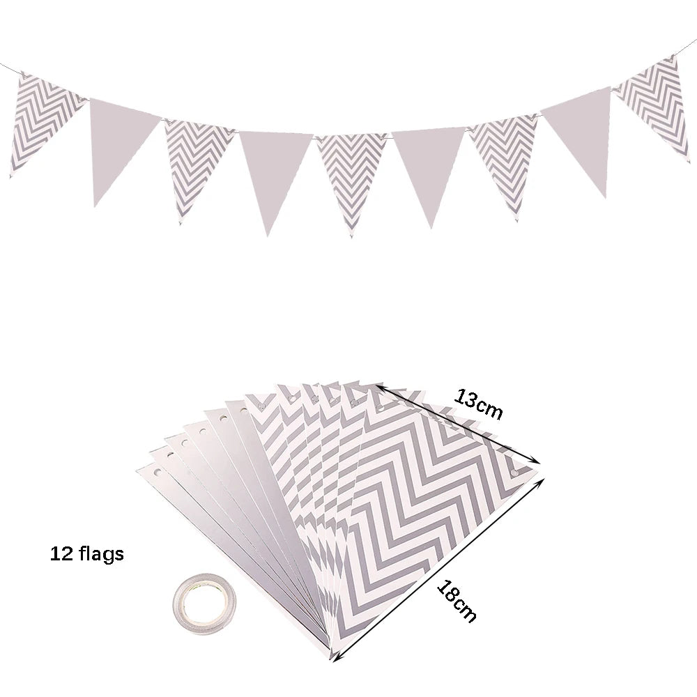 assiettes holographiques argentées gobelets pailles serviettes guirlande festif moderne événement anniversaire mariage
