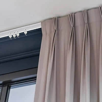 Rail de rideau coulissant flexible blanc installé au plafond