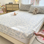 drap housse lit élastique motif fleurs feuilles beige bleu clair classique romantique coton
