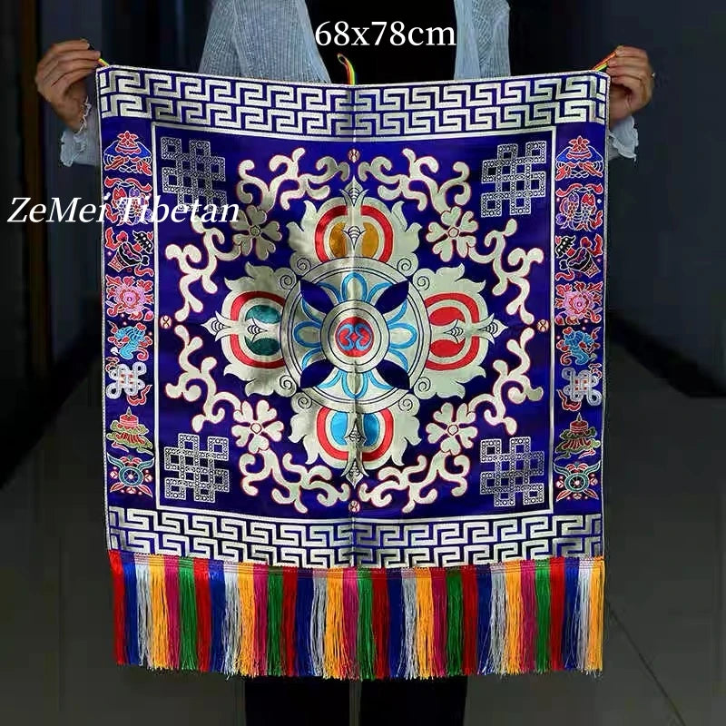 tapis tibétain brodé fleurs colorées symboles religieux ornementaux salle prière