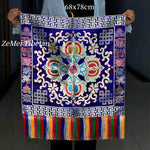 tapis tibétain brodé fleurs colorées symboles religieux ornementaux salle prière