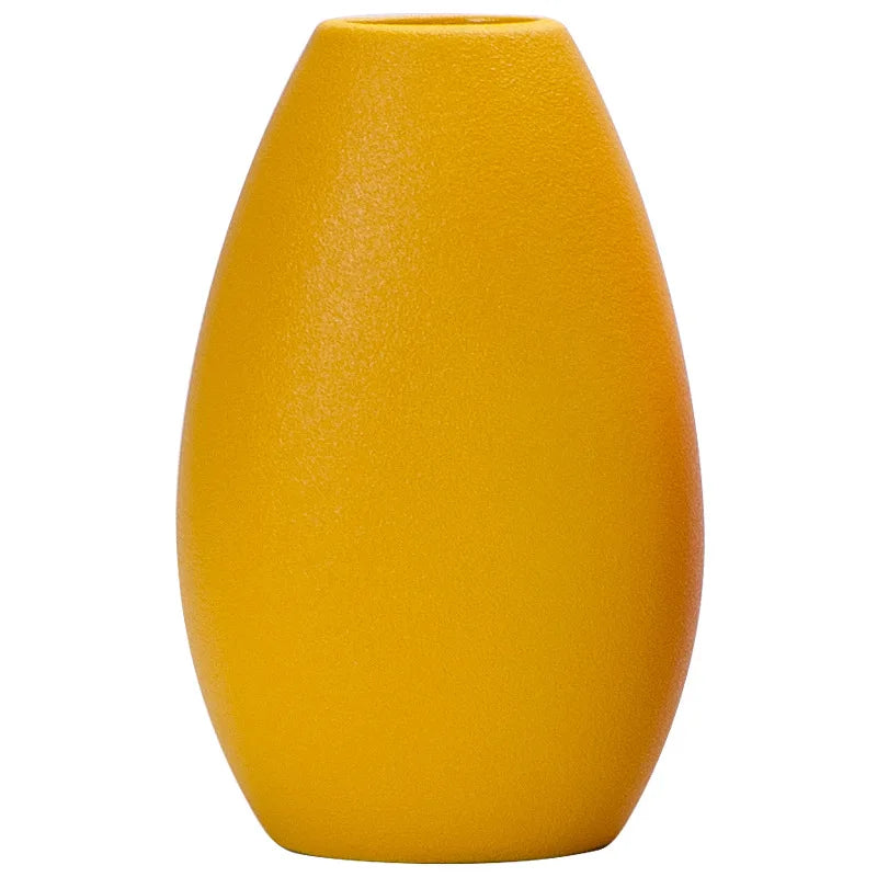 Vase décoratif de forme ovoïdale en céramique de couleur jaune vif.