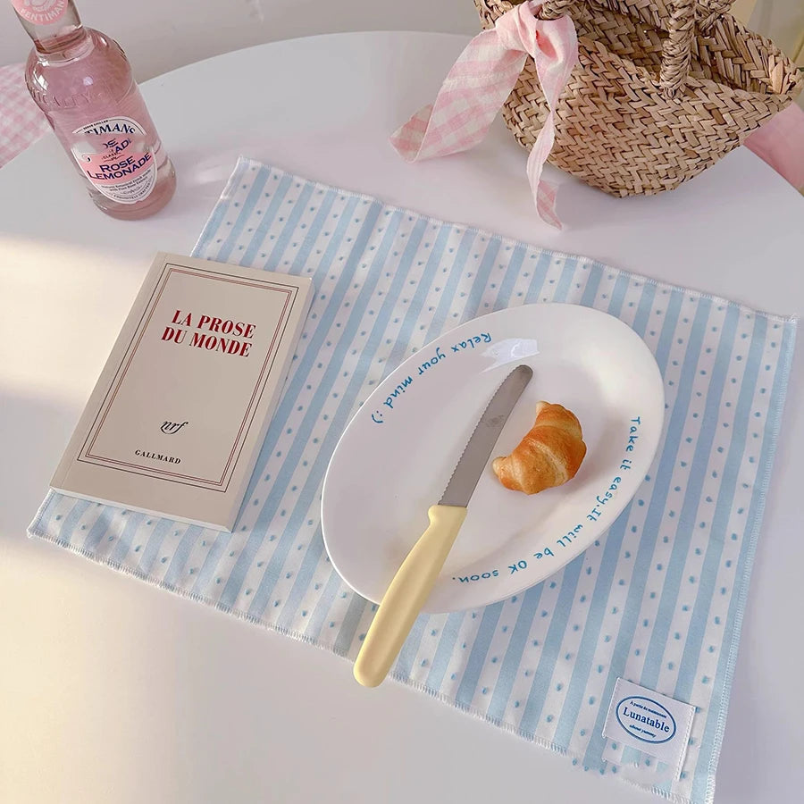 serviettes table tissu blanc bleu rayures modernes classiques décoration table maison