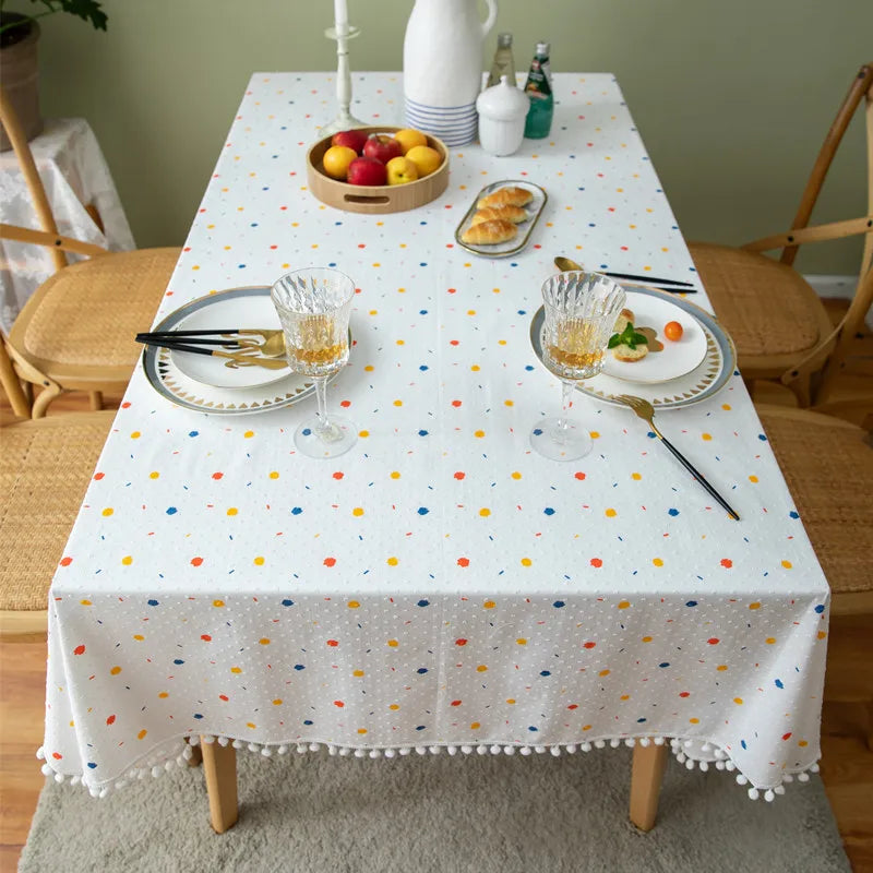 nappe table blanche moderne points multicolores bordure pompons extérieur intérieur mariage festivité geometrique