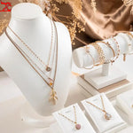 Détail du présentoir bijoux avec bracelets et boucles d'oreilles