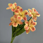 décoration intérieure bouquet fleurs artificielles tulipes violet orange jaune blanc marron réaliste
