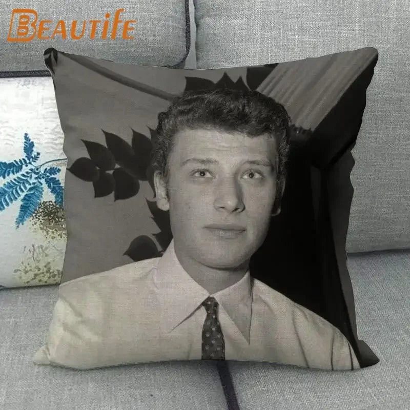 coussin carré moderne homme cheveux blond opacité noir bracelet cuir décoration chambre ornementalité universel