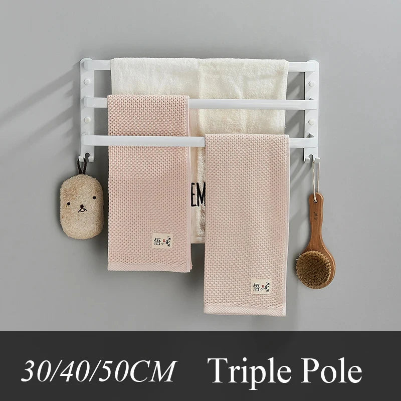 Installation du porte-serviettes dans une salle de bain moderne