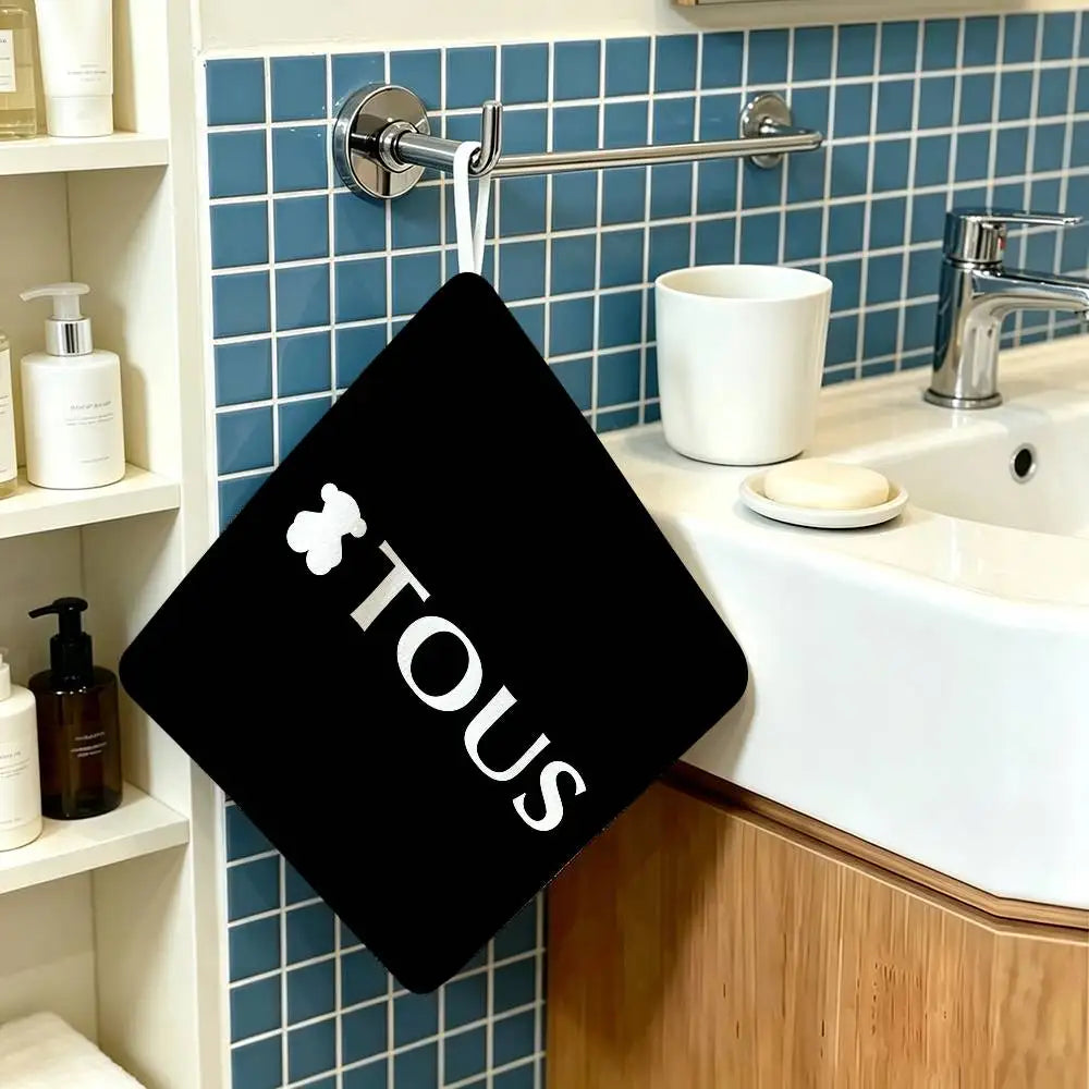 serviette toilette moderne noir rose logo tous chien symboles coeurs paix