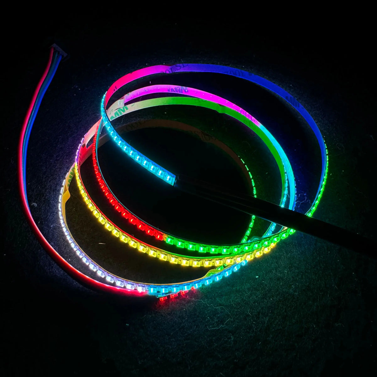 ruban led blanc 4mm large 300 diodes rgb addressable connecteur deux broches moderne 10w
