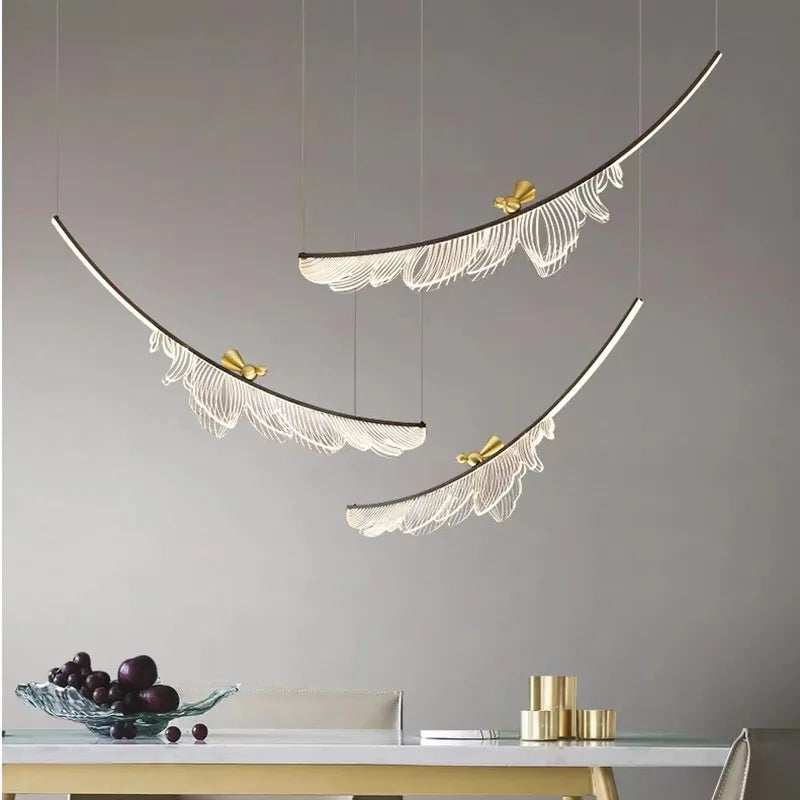 Suspension lumineuse contemporaine oiseau stylisé noir blanc doré plumes transparentes chambre salon