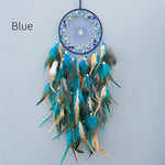 Attrape-rêves bleu et coloré avec des plumes de différentes teintes de bleu, de vert et de jaune, ainsi que des détails argentés.