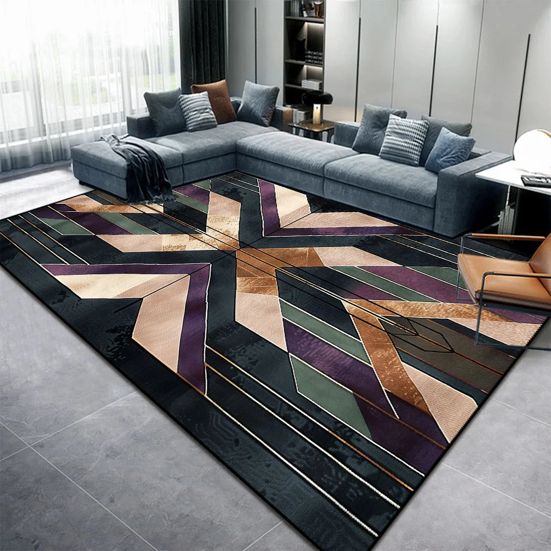 Tapis géométrique noir, violet, vert et doré avec des motifs angulaires dans un salon moderne.