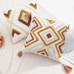 coussin décoratif boho chic blanc bleu marron beige doré motifs géométriques pompons coton
