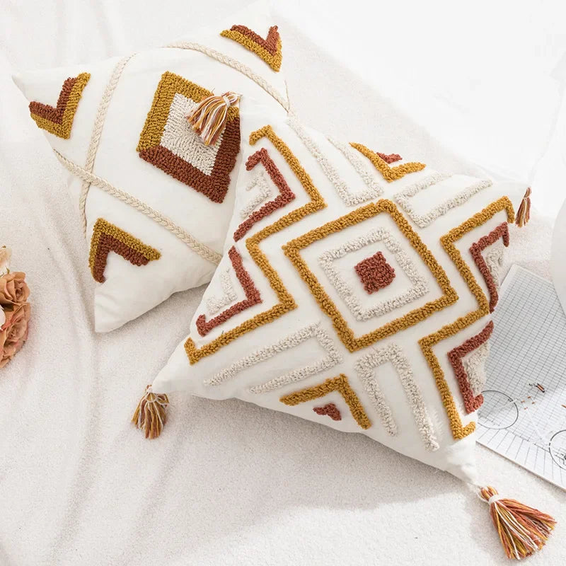 coussin décoratif boho chic blanc bleu marron beige doré motifs géométriques pompons coton