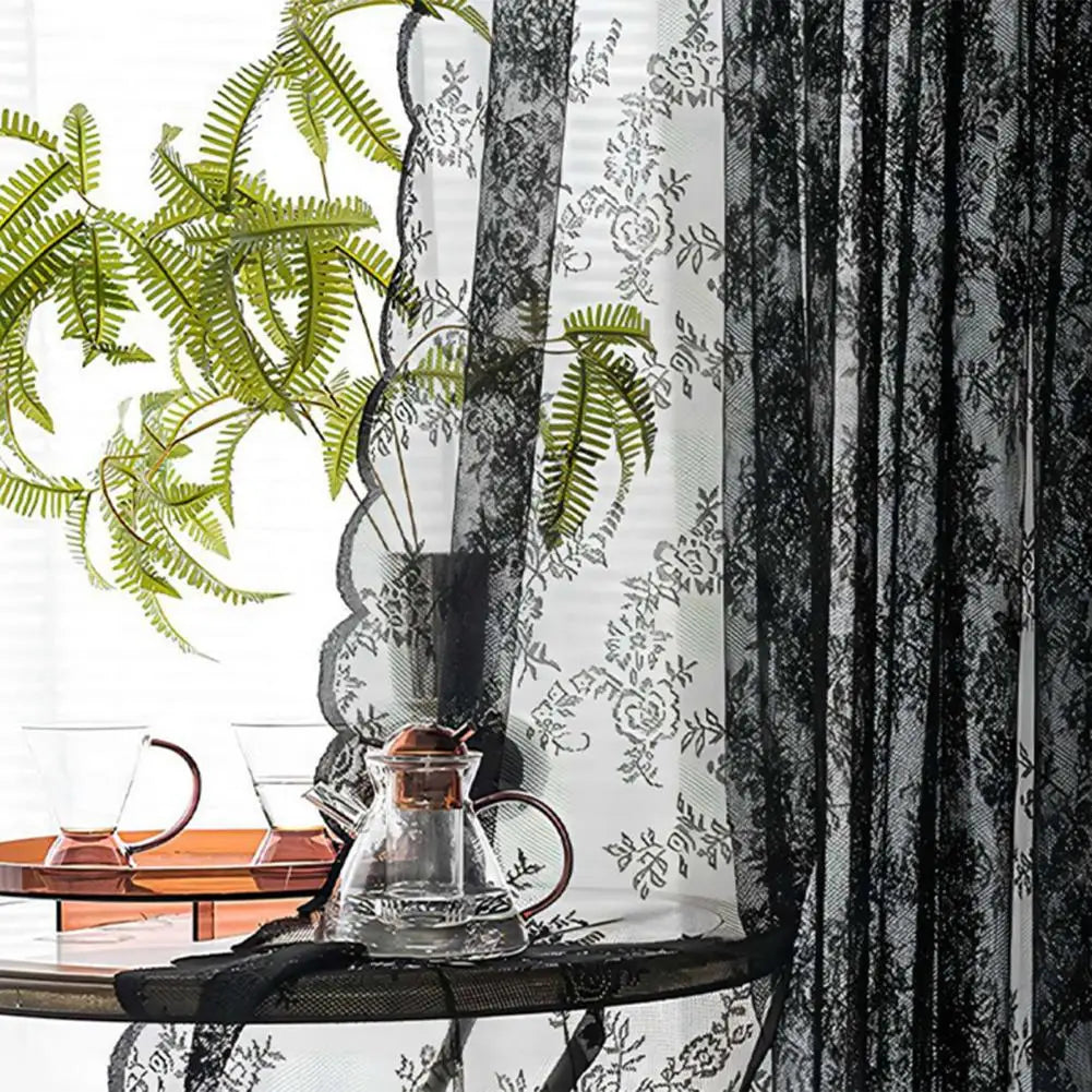Rideau dentelle noir dans une chambre avec lumière naturelle