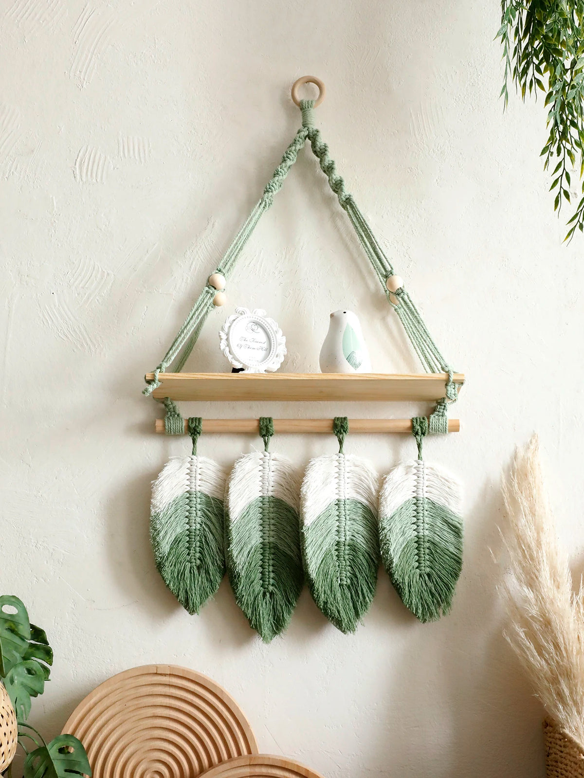 étagère murale bois macramé feuilles vertes claires décoration bohème artisanale cadre photo oiseau