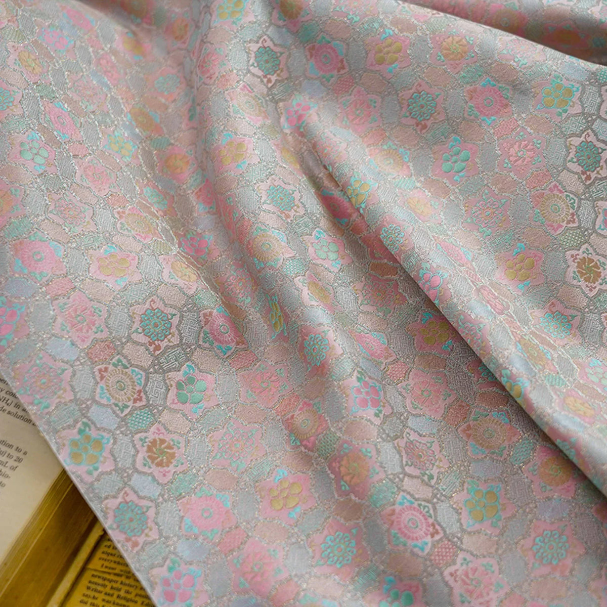 tissu brocart polyester gris rose vert d'eau beige motifs floraux geometriques resistant decoratif