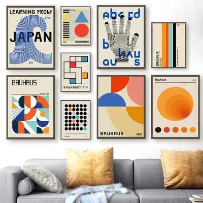 Affiche murale abstraite scandinave grise dans un salon moderne