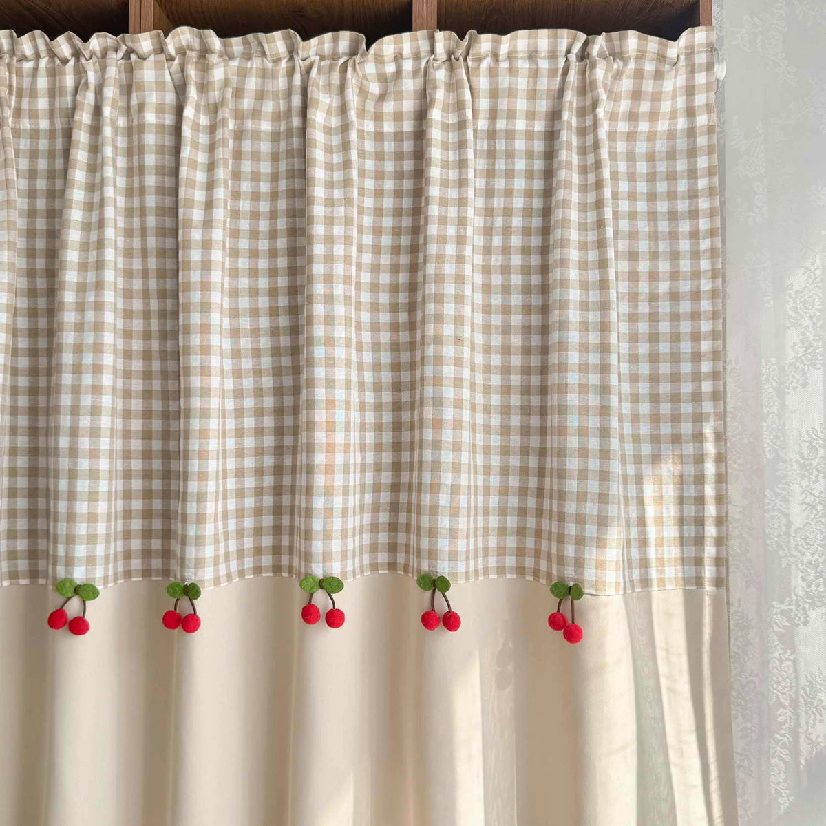 rideau fenêtre maison plaid carreaux cerises beige blanc opacité vintage rustique