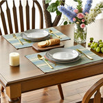 serviettes table bleu clair poissons rayures moderne assiettes cuillères couteaux verre vin fruits fleurs