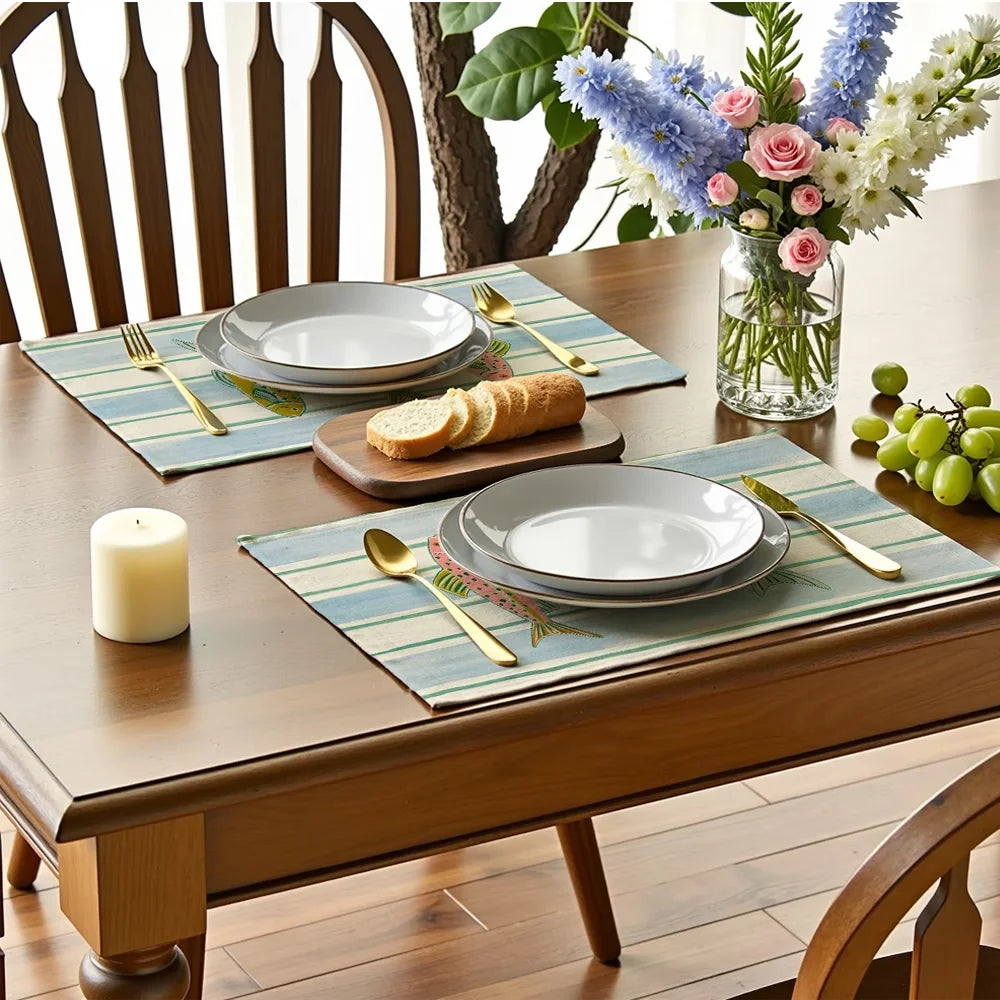 serviettes table bleu clair poissons rayures moderne assiettes cuillères couteaux verre vin fruits fleurs