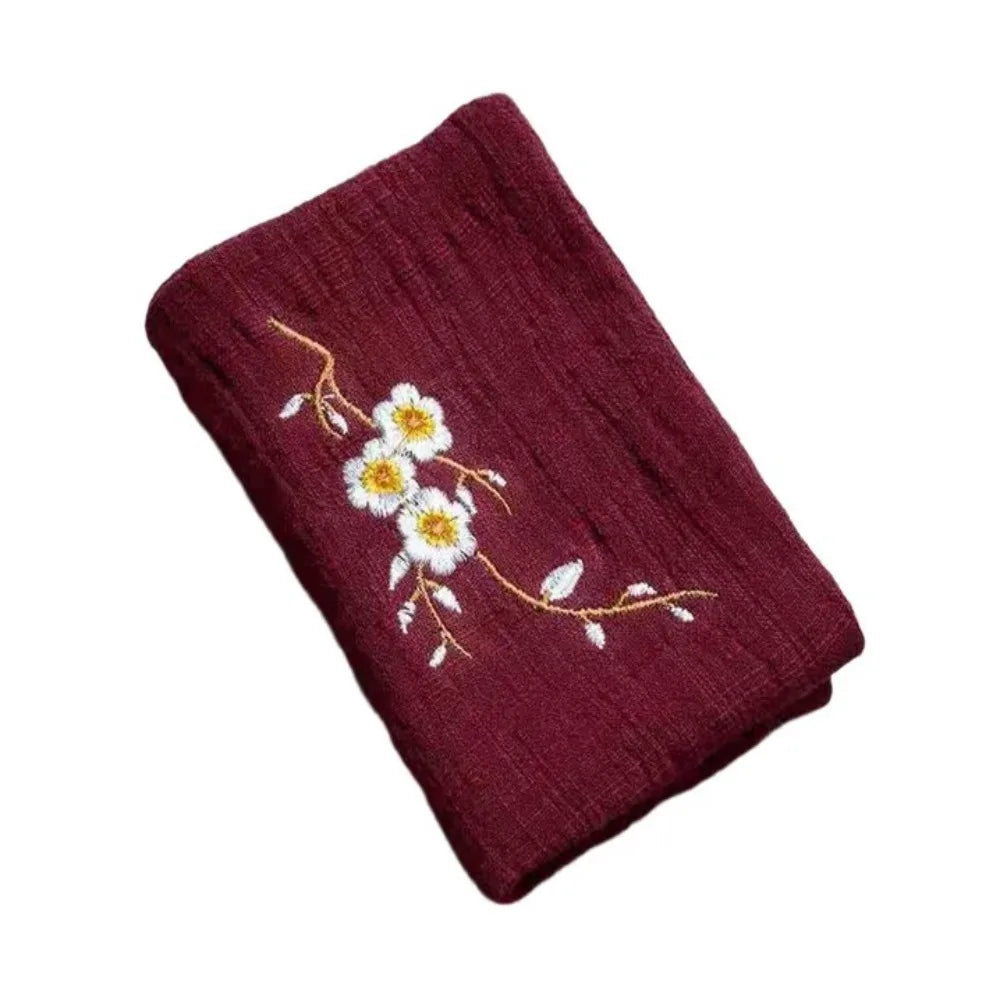 serviettes thé brodées fleurs blanches coton marron vert foncé bleu marine bordeaux traditionnel