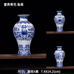 Vases bleus et blancs élégants aux motifs floraux détaillés, présentés sur des étagères en bois dans une image de produit.
