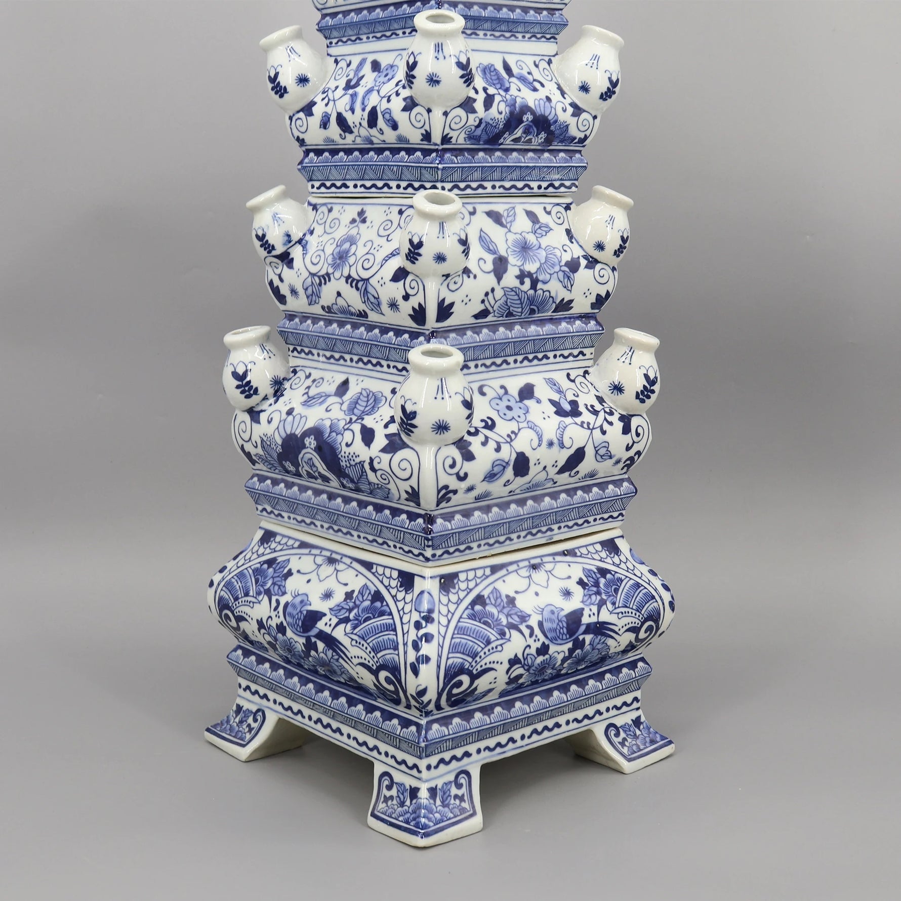 Ce magnifique vase en porcelaine bleu et blanc arbore une décoration florale et végétale finement ciselée, créant un motif sophistiqué et traditionnel.