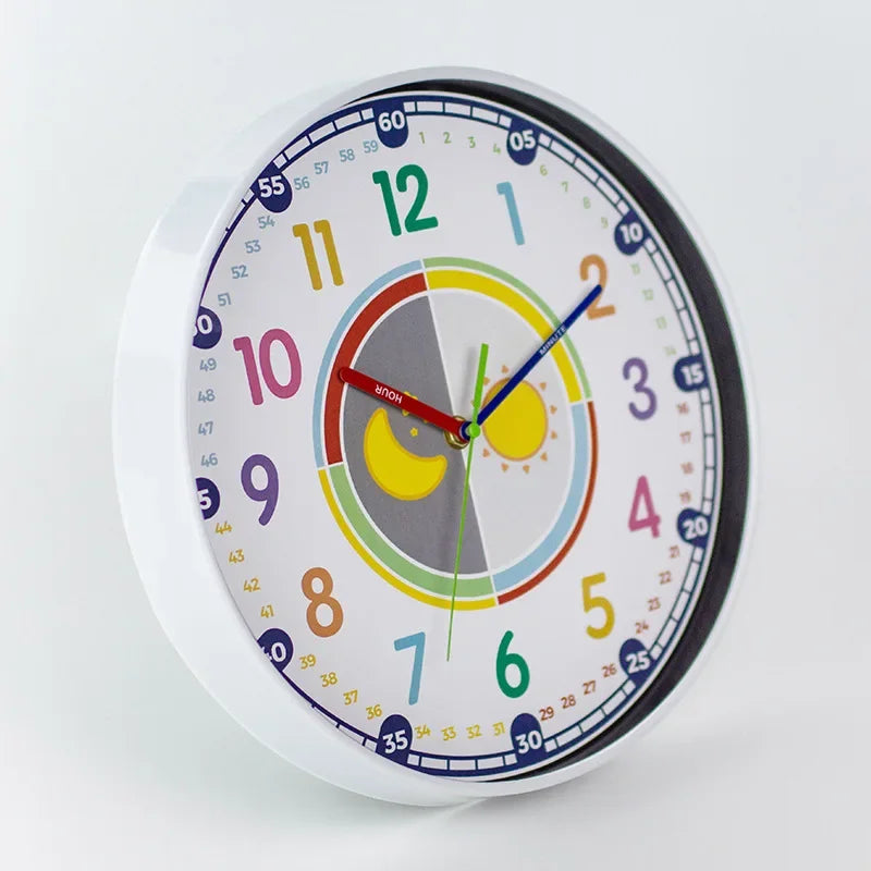 horloge murale moderne enfants chiffres colorés fond blanc cadre argenté silencieuse salon chambre