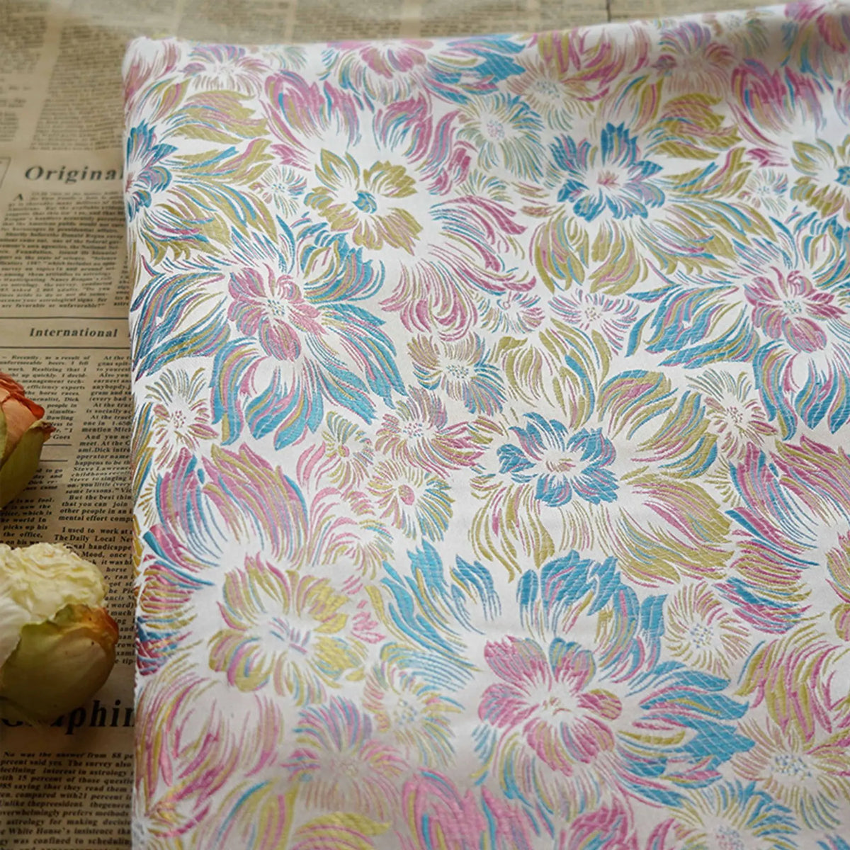 tissu décoration floral blanc rose bleu jaune motifs stylisés texture brillante polyester large 150cm