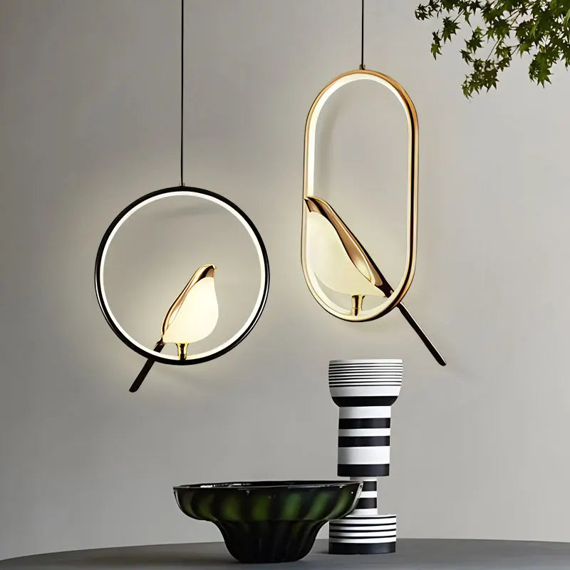 Suspension lumineuse ovale contemporaine oiseau noir doré salon chambre