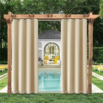 Des rideaux de design contemporain en teinture de bois dur, d'une riche couleur shade, suspendus à une structure extérieure, ajoutant une intimité élégante à l'espace. Des pots de fleurs et des plantes d'intérieur ajoutent une touche verdoyante, complétant l'attrait naturel et rustique du bois. Idéal pour ceux qui cherchent à améliorer le style et la fonctionnalité de leur espace extérieur.