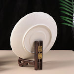 support assiettes bois marron texture naturelle classique visibles métalliques pliable utilisation multiple